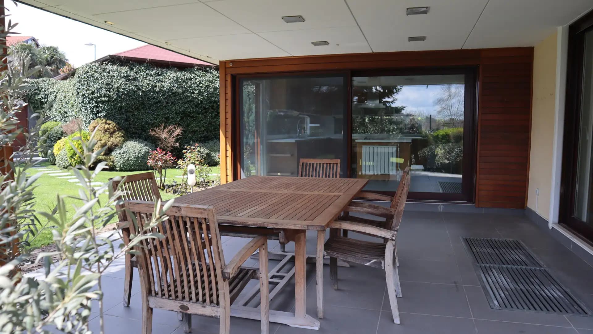 Sarıyer Sedatkent'te Boğaz Manzaralı Satılık Villa 400m²